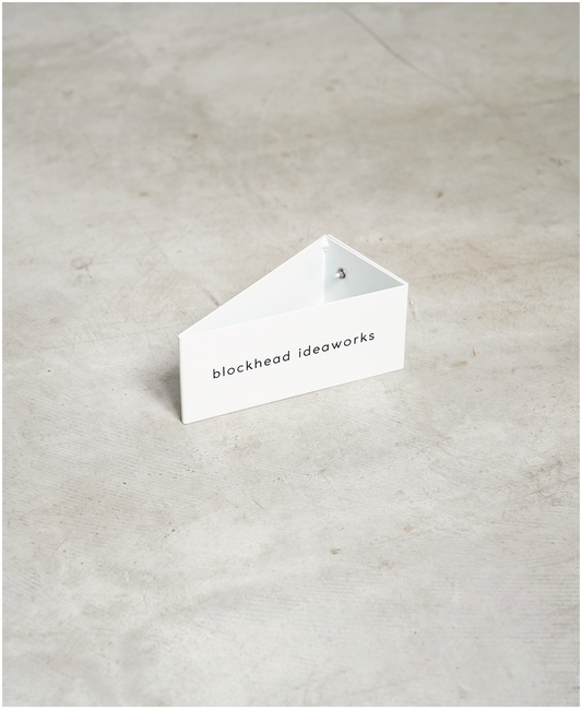 アイアン三角形突き出しサイン - 白