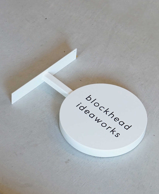 アイアン円形突き出しサイン - 白